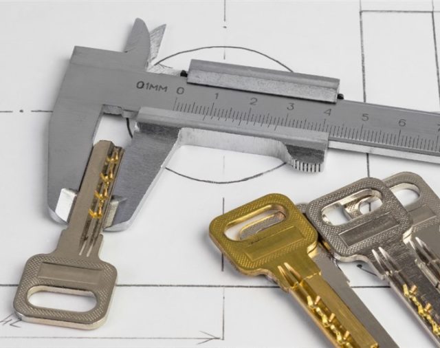 Czy montaż zamka w drzwiach wymaga specjalnych narzędzi?
